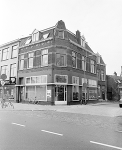 884586 Gezicht op het hoekpand Biltstraat 98 te Utrecht, met rechts de ingang van de Bekkerstraat. N.B. De foto is ...